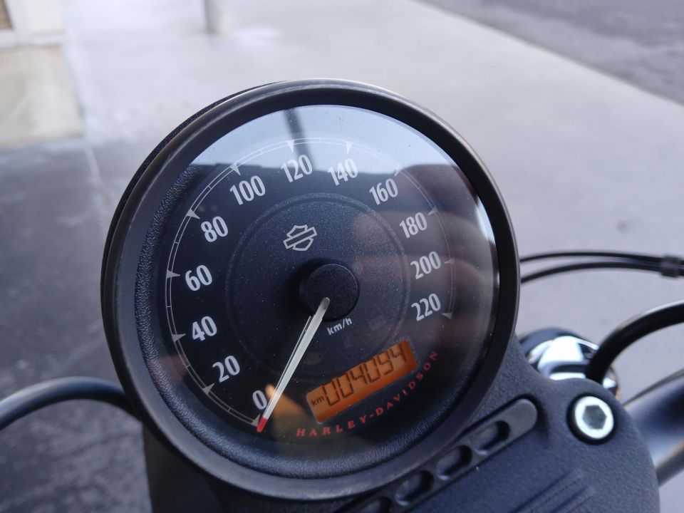 HARLEY-DAVIDSON SPORTSTER IRON 883 4