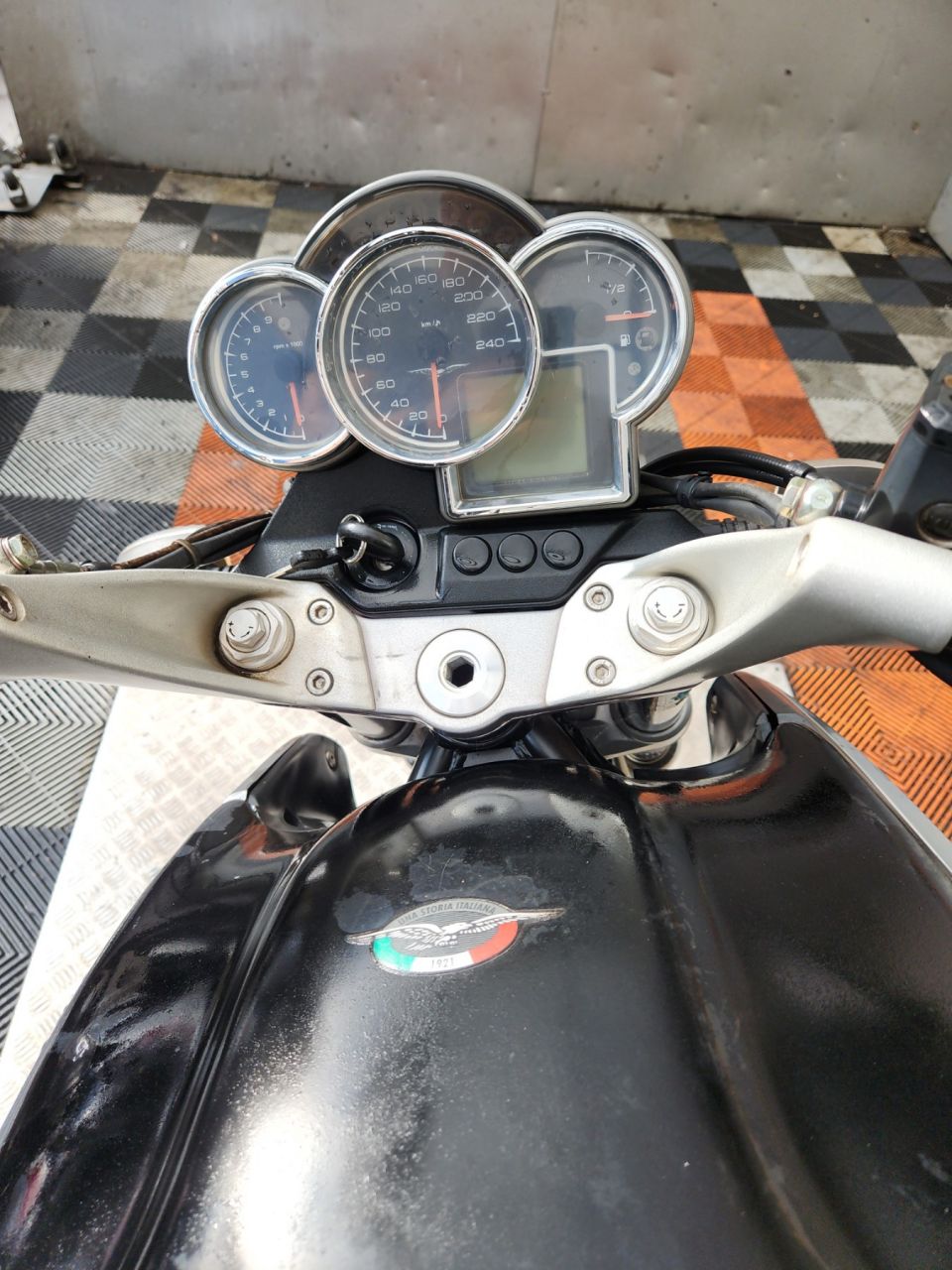 MOTO GUZZI BREVA 850 4