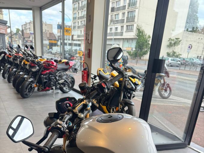 TRIUMPH SPEED TRIPLE 1200 RS 4