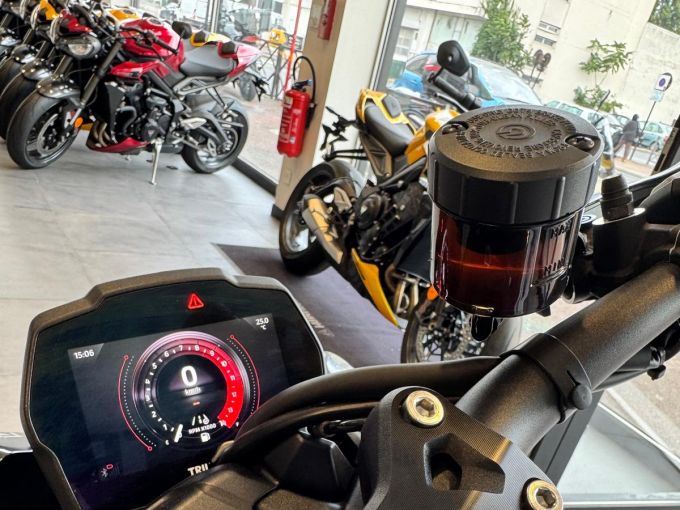 TRIUMPH SPEED TRIPLE 1200 RS 4
