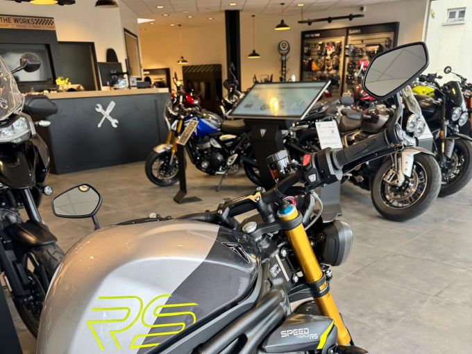 TRIUMPH SPEED TRIPLE 1200 RS 4