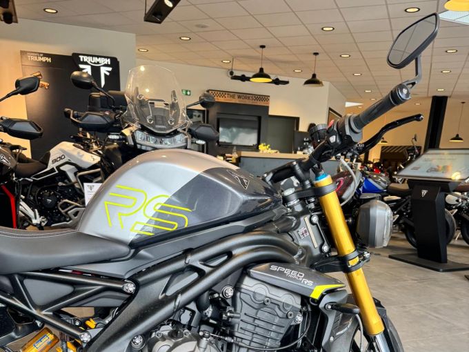 TRIUMPH SPEED TRIPLE 1200 RS 4