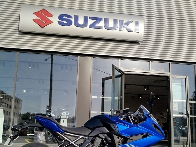SUZUKI GSX-8R 4