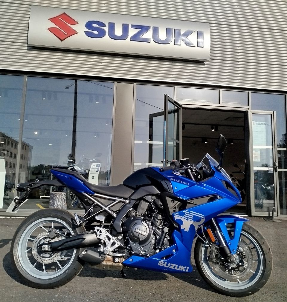SUZUKI GSX-8R 4