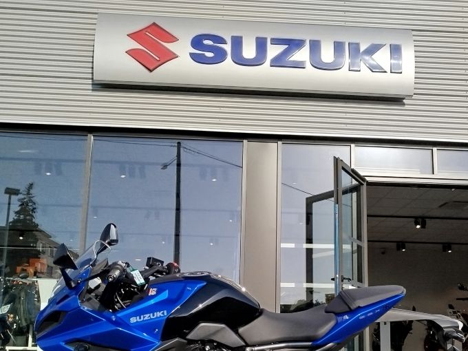 SUZUKI GSX-8R 4