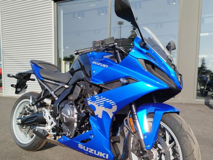 SUZUKI GSX-8R 4