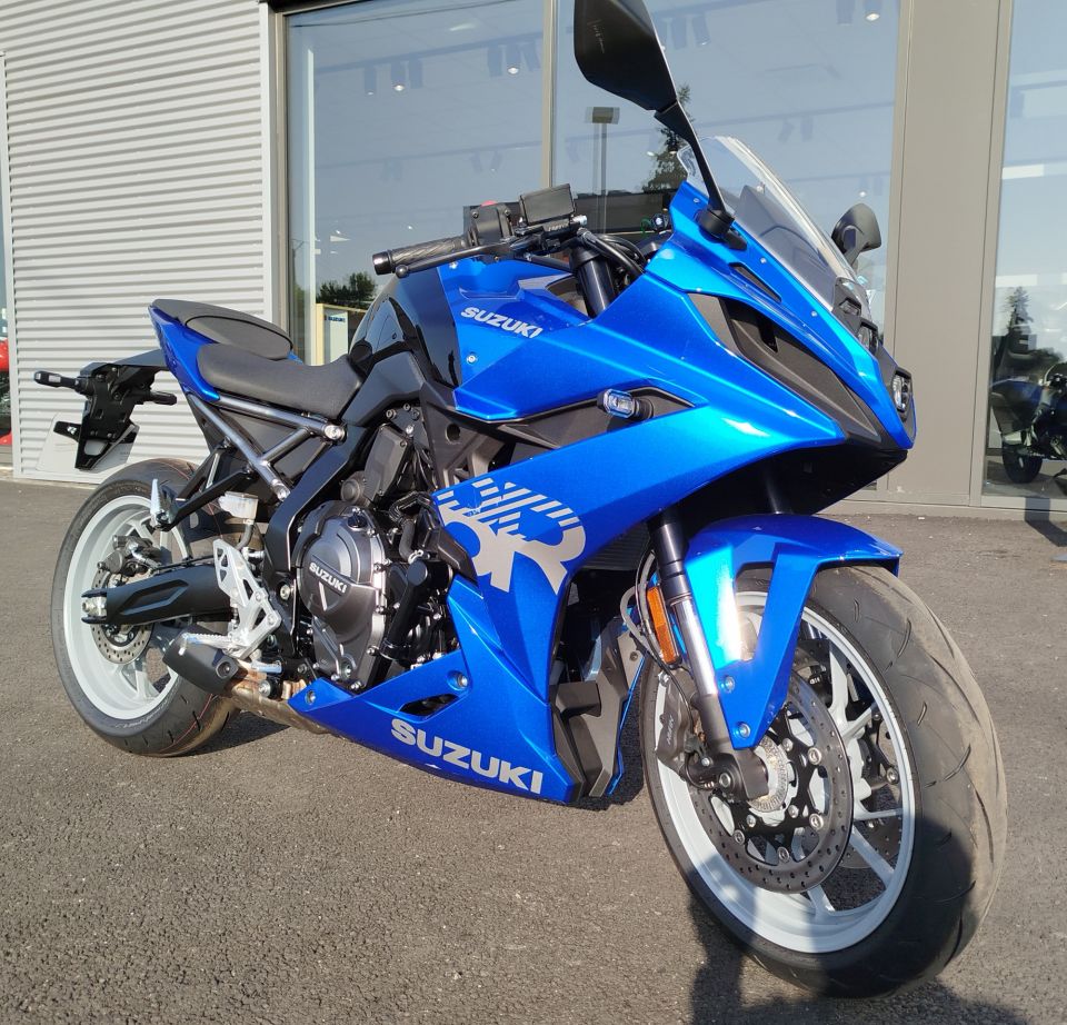 SUZUKI GSX-8R 4