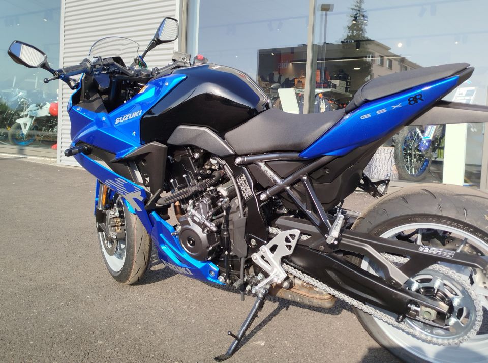 SUZUKI GSX-8R 4