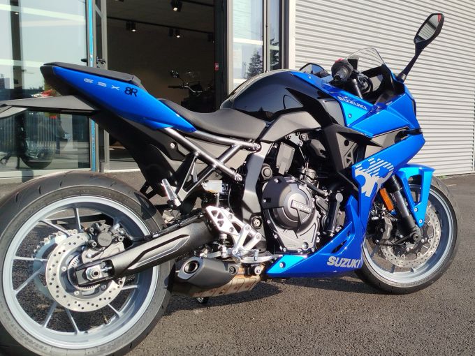 SUZUKI GSX-8R 4