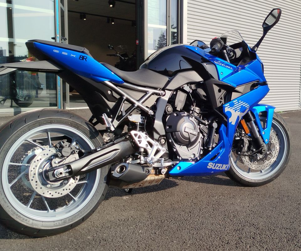 SUZUKI GSX-8R 4