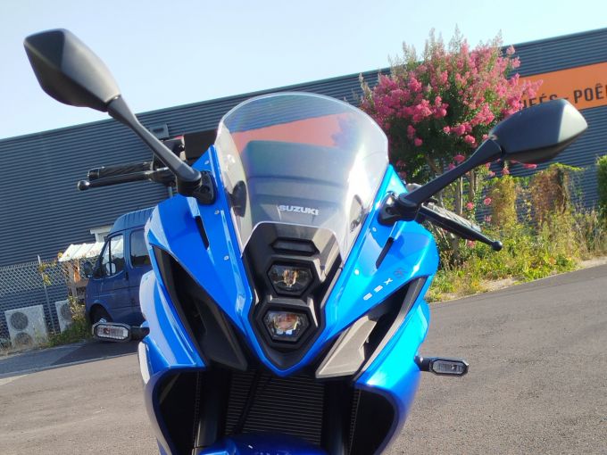 SUZUKI GSX-8R 4