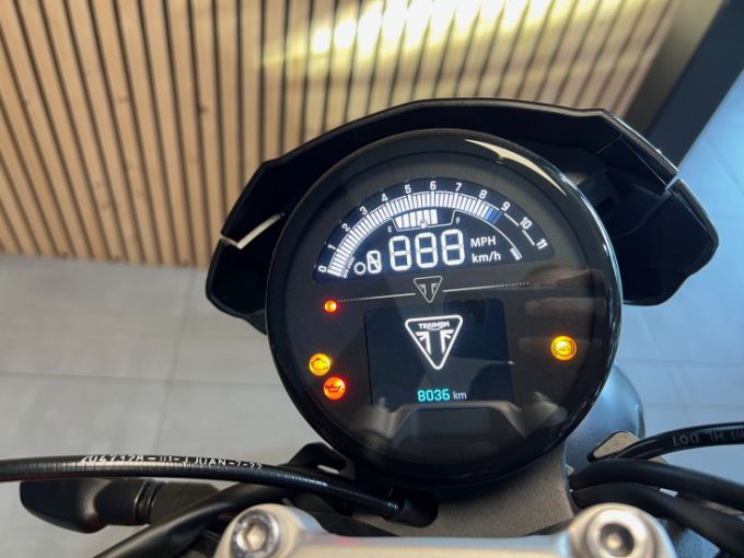 TRIUMPH TRIDENT 660 4