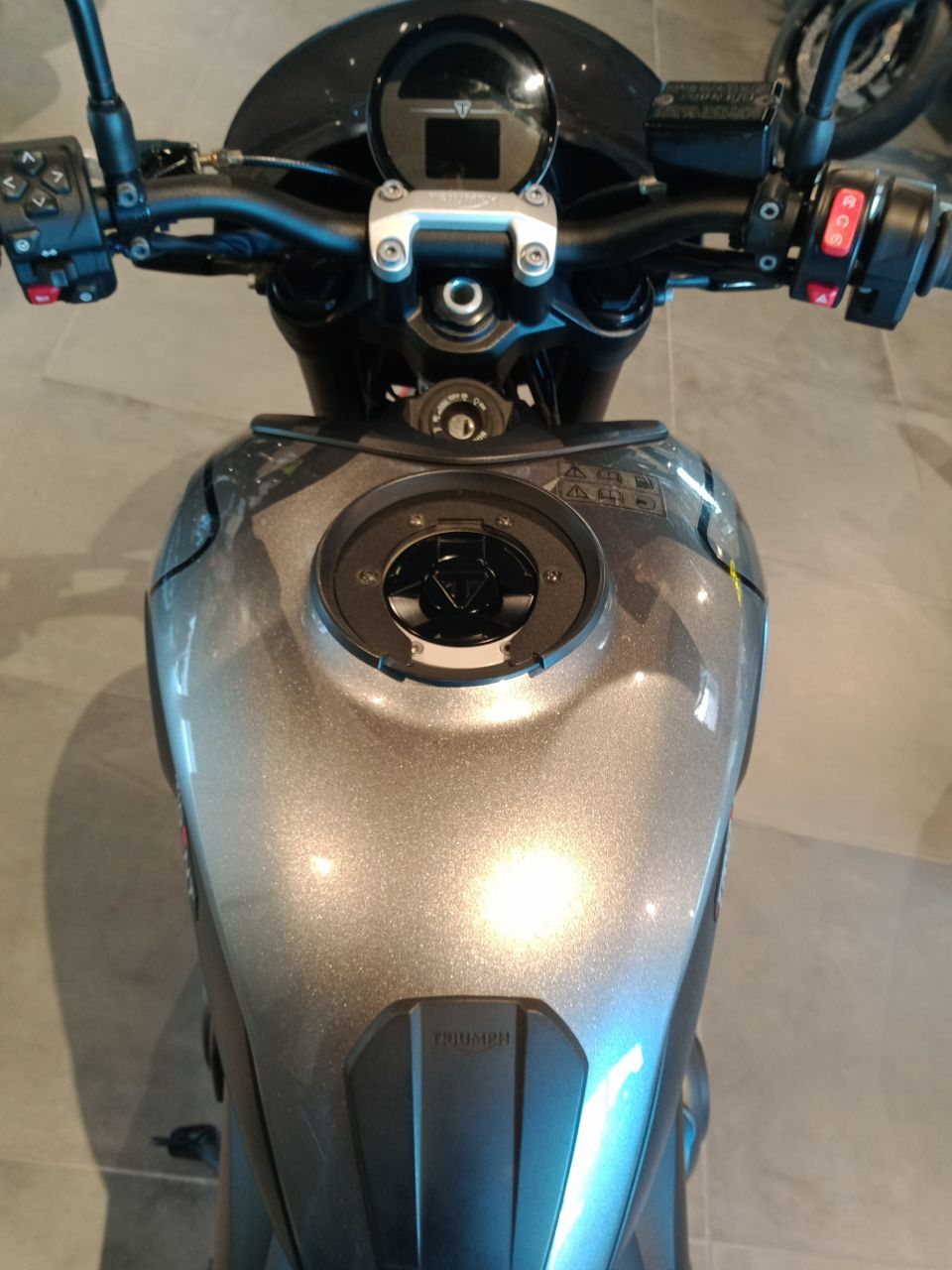 TRIUMPH TRIDENT 660 4