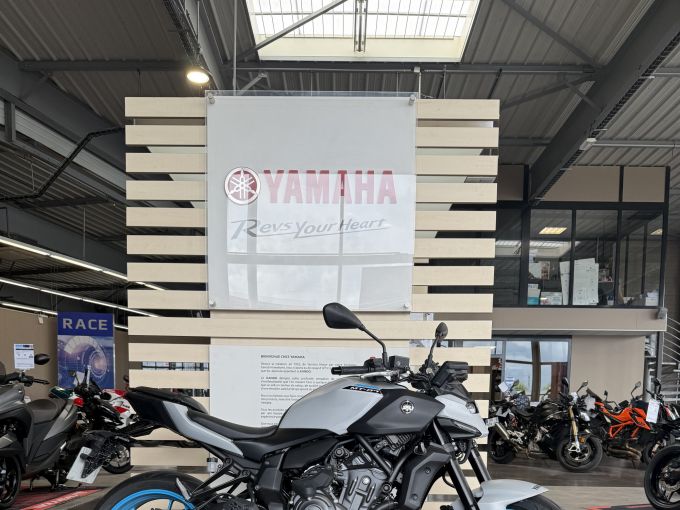 YAMAHA MT-07 Y-AMT 4