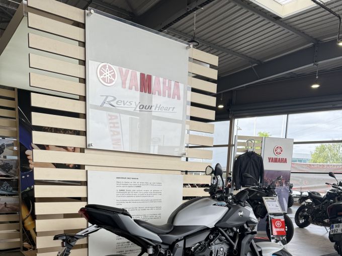 YAMAHA MT-07 Y-AMT 4