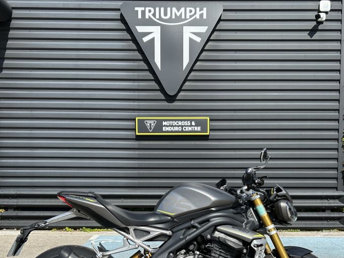 TRIUMPH SPEED TRIPLE 1200 RS 4