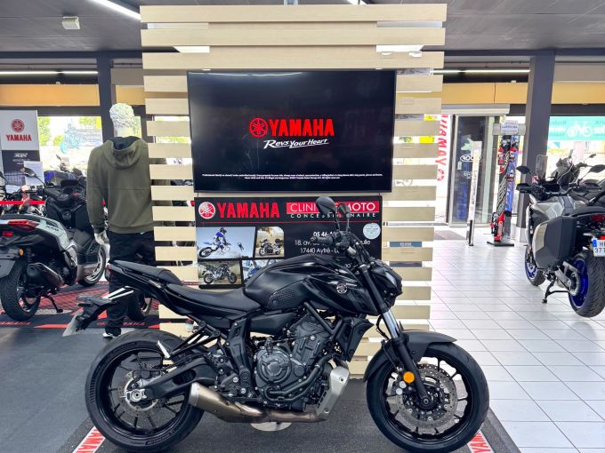 YAMAHA MT-07 4