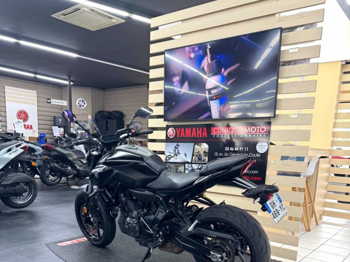 YAMAHA MT-07 4