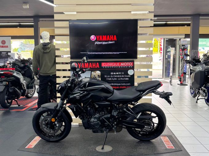 YAMAHA MT-07 4