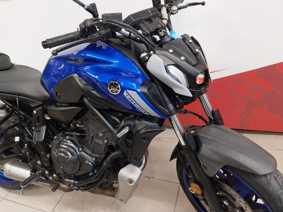 YAMAHA MT-07 4