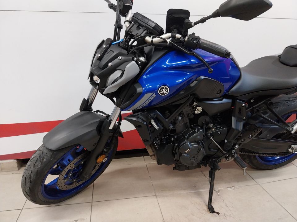 YAMAHA MT-07 4