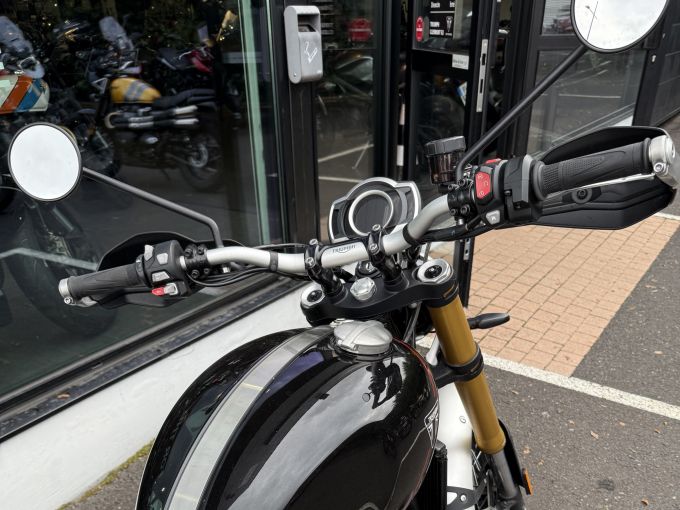 TRIUMPH SCRAMBLER 1200 XE 4
