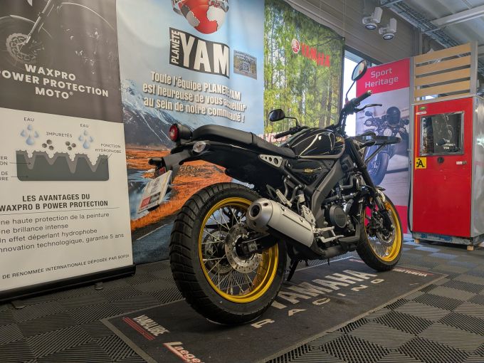 YAMAHA XSR 125 Legacy 4