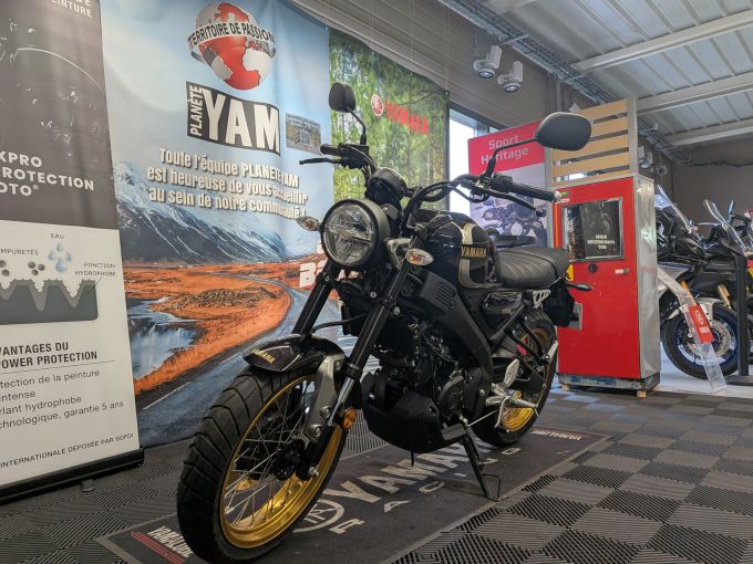 YAMAHA XSR 125 Legacy 4