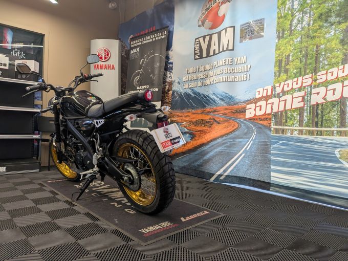 YAMAHA XSR 125 Legacy 4
