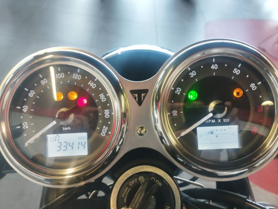 TRIUMPH BONNEVILLE T100 900 4