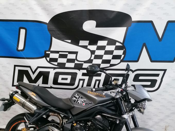 TRIUMPH STREET TRIPLE 675 4