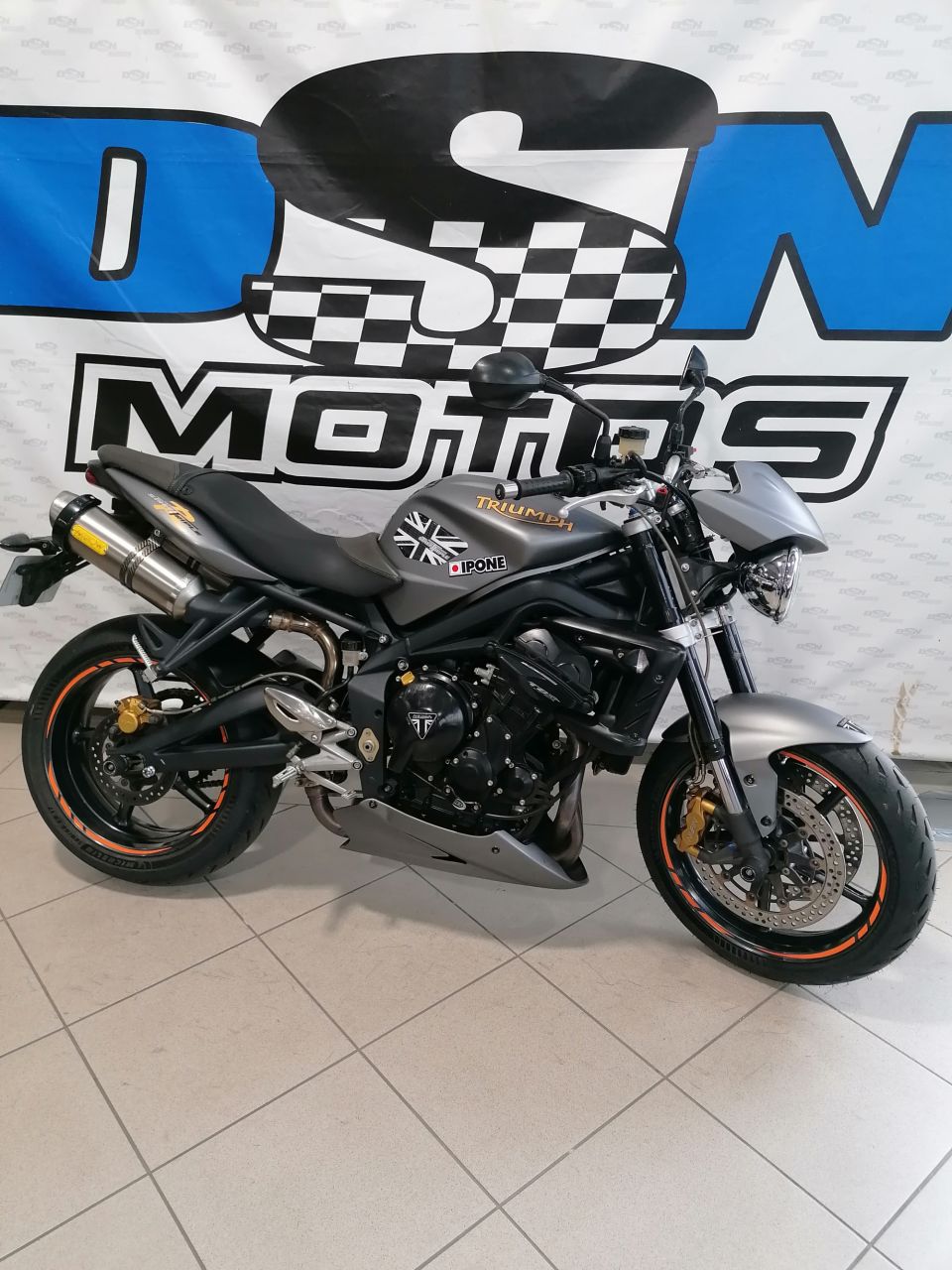 TRIUMPH STREET TRIPLE 675 4