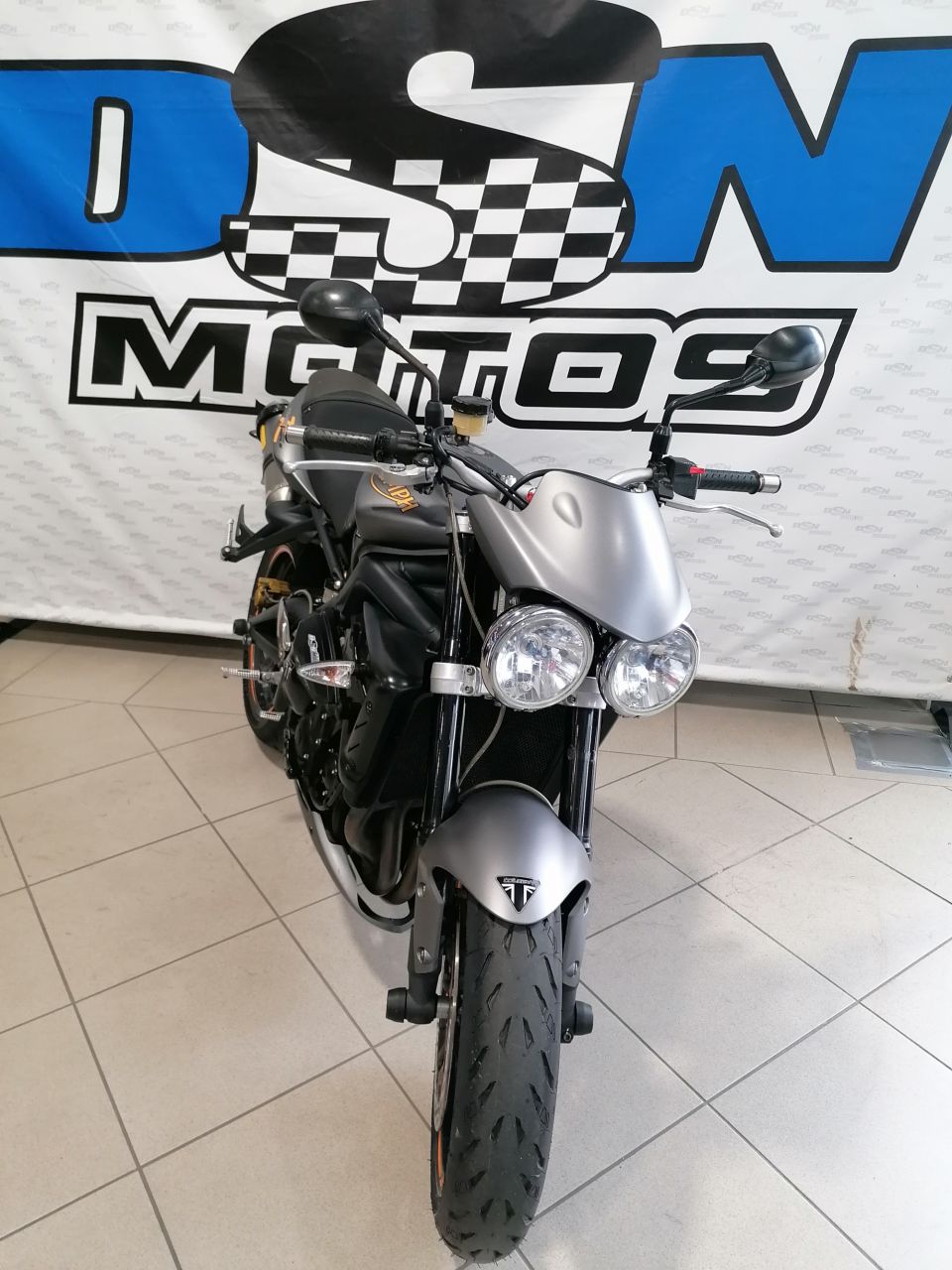 TRIUMPH STREET TRIPLE 675 4