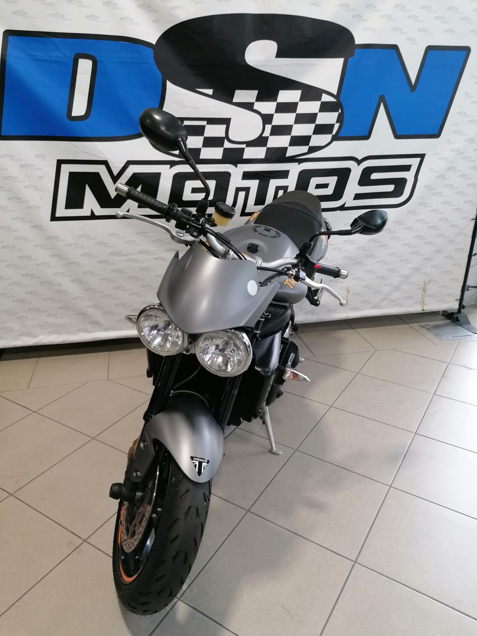 TRIUMPH STREET TRIPLE 675 4