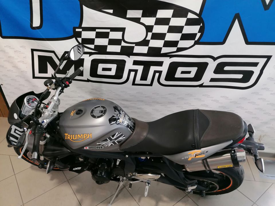 TRIUMPH STREET TRIPLE 675 4