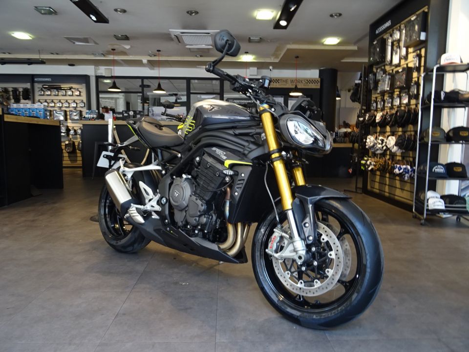 TRIUMPH SPEED TRIPLE 1200 RS 4