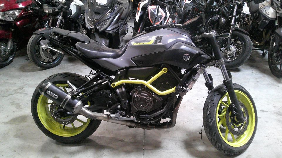 YAMAHA MT-07 4