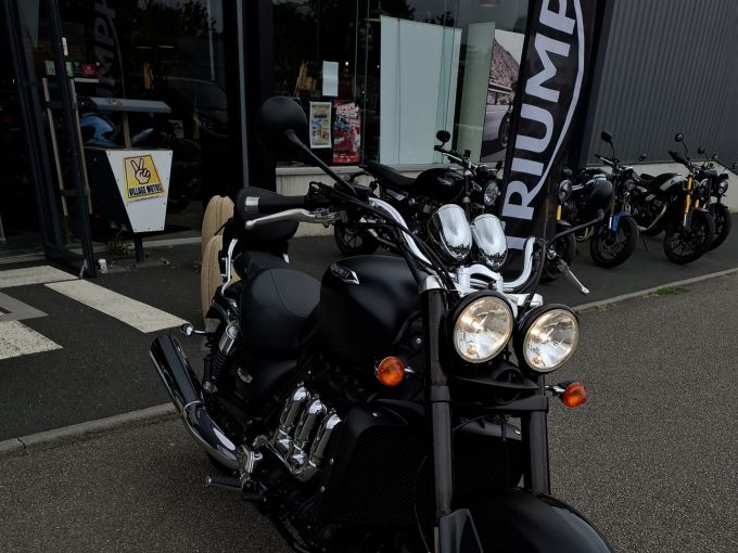 TRIUMPH ROCKET III ROADSTER 4