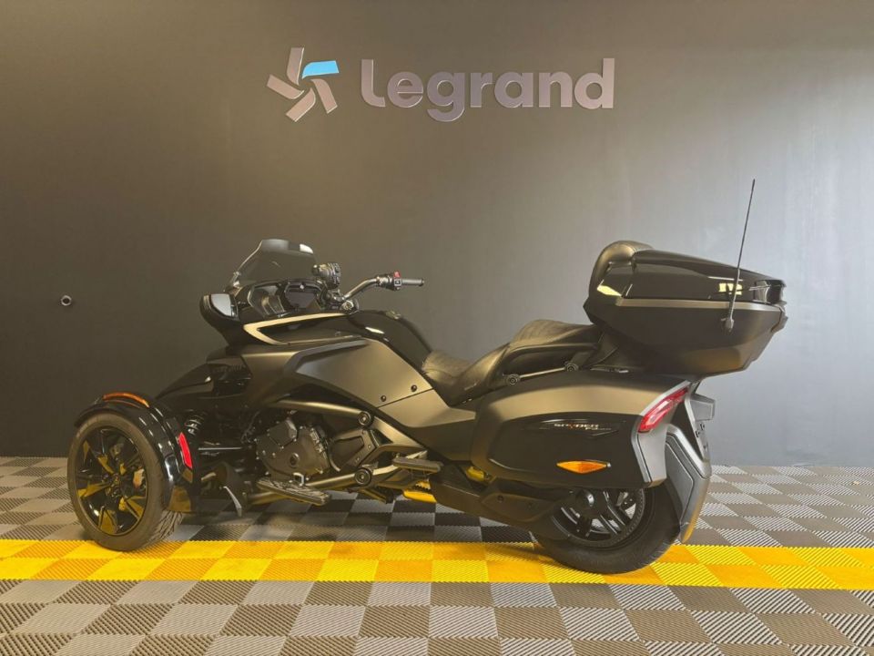 CAN-AM SPYDER 4