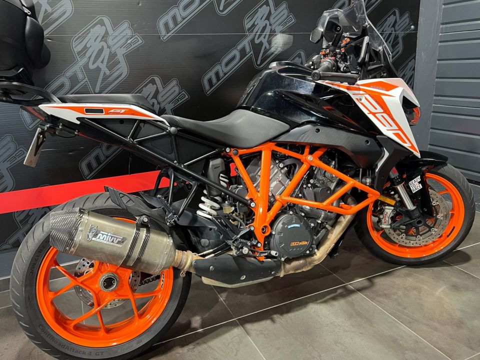KTM 1290 SUPER DUKE GT 4