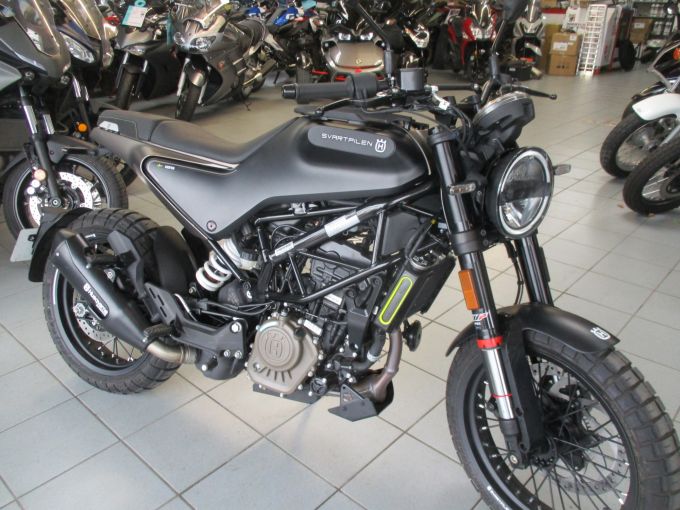 HUSQVARNA SVARTPILEN 125 ABS 4