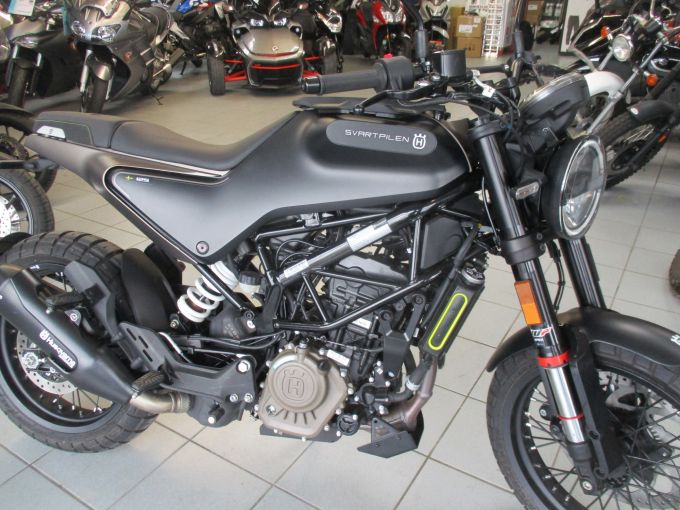 HUSQVARNA SVARTPILEN 125 ABS 4