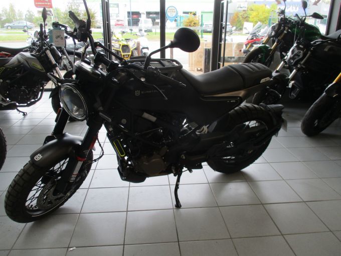 HUSQVARNA SVARTPILEN 125 ABS 4