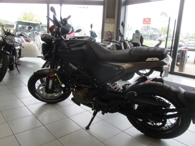HUSQVARNA SVARTPILEN 125 ABS 4