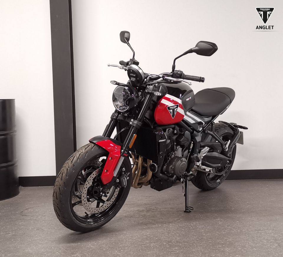 TRIUMPH TRIDENT 660 4