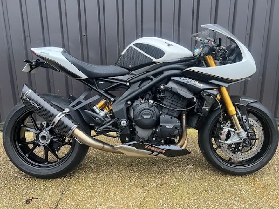 TRIUMPH SPEED TRIPLE 1200 RR 4