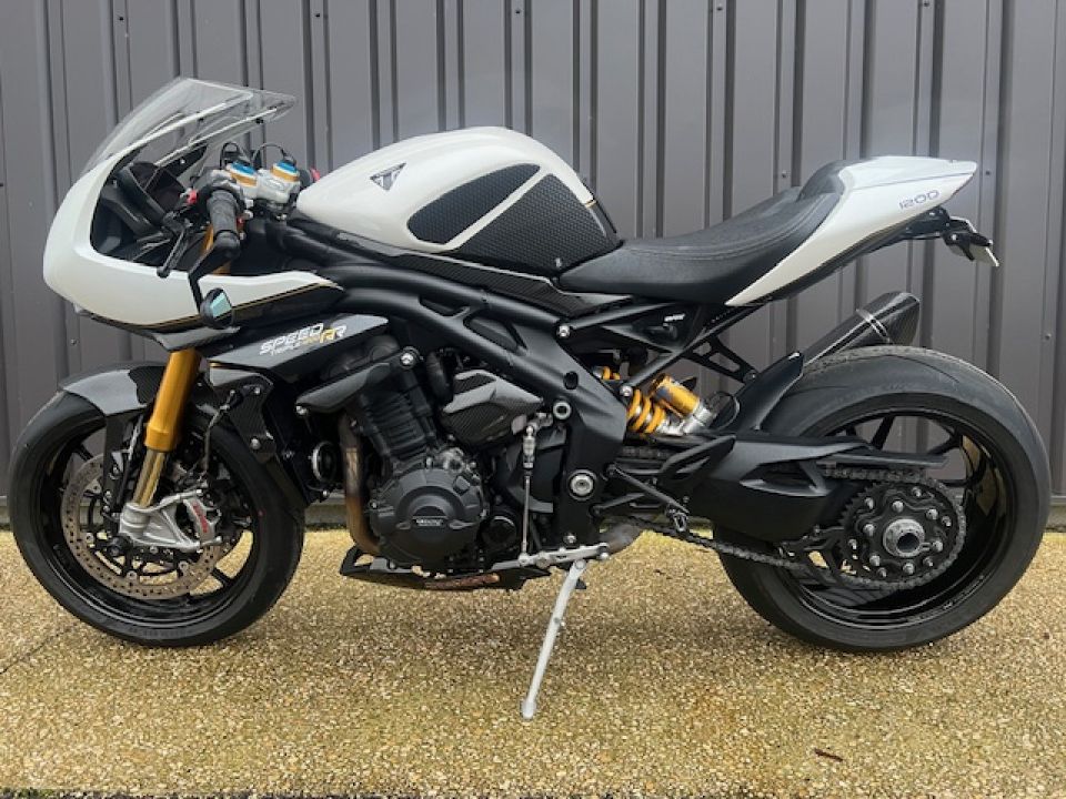 TRIUMPH SPEED TRIPLE 1200 RR 4