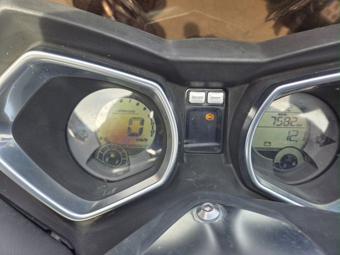 YAMAHA X-MAX 125 MOMO DESIGN 4