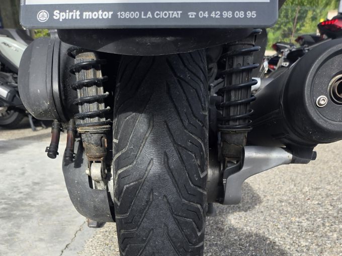 YAMAHA X-MAX 125 MOMO DESIGN 4