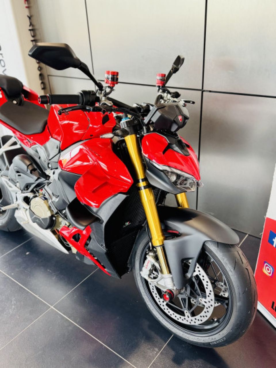 DUCATI STREETFIGHTER V4S 4